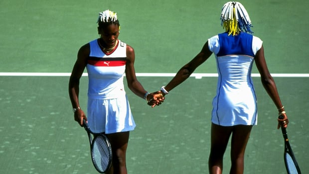 Venus-Serena-hands